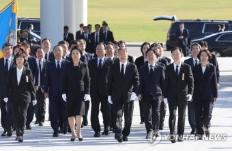 국립서울현충원 참배 나선 문재인 대통령 내외