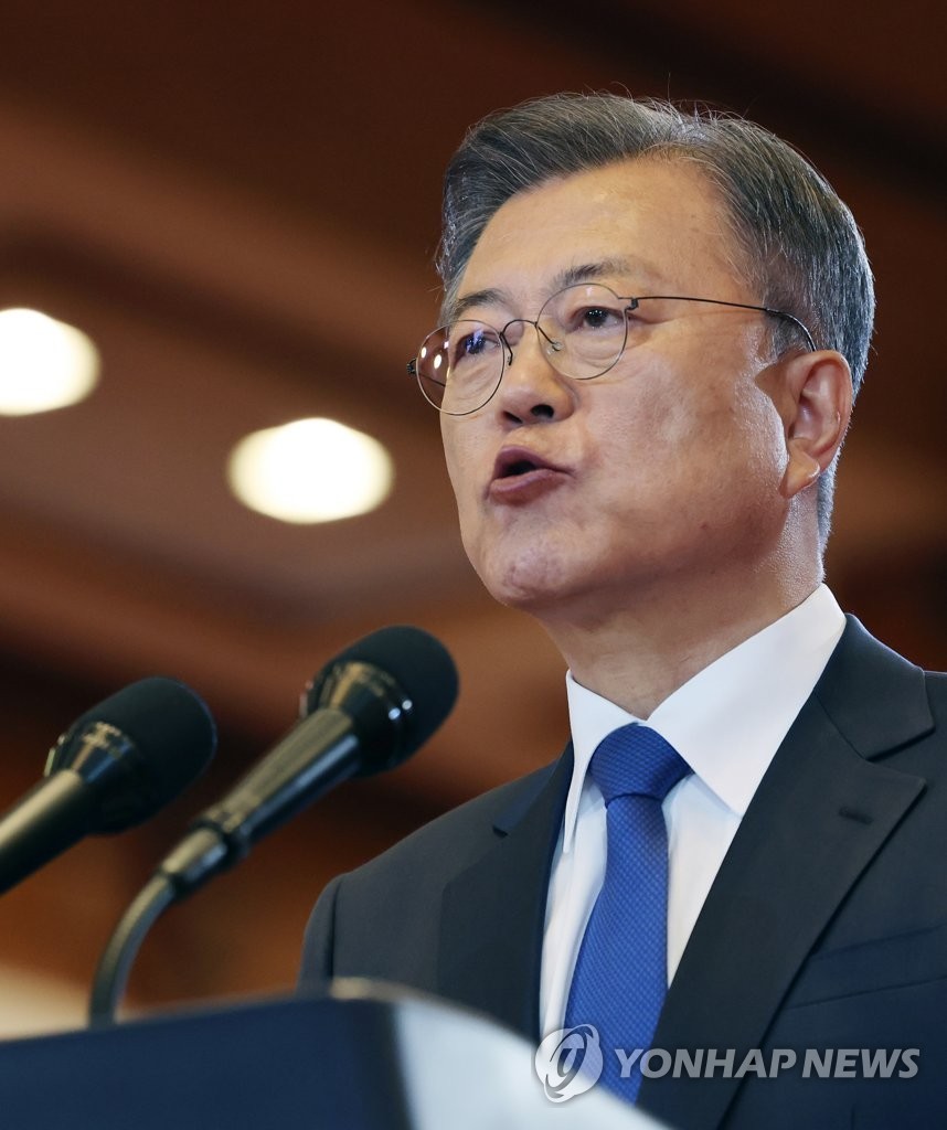 문재인 전 대통령, 경기도청 방문 소식 전해져 평화를 상징하는 기념품 전달