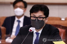 답변하는 한동훈 법무부 장관 후보자
