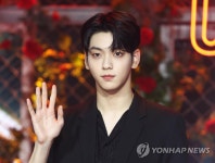 손인사 하는 TXT 리더 수빈
