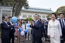 마지막 퇴근하는 문재인 대통령