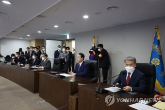 윤석열 대통령 국군통수권 이양받으며  첫 집무 시작