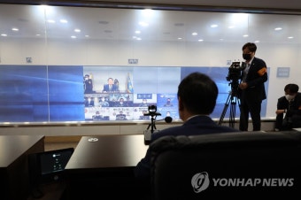 윤석열 대통령 국군통수권 이양받으며  첫 집무 시작