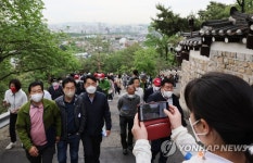 청와대 뒷산 오르는 시민들