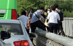 서강대교에서 내리는 시민들
