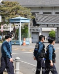 텅빈 초소, 일반 경찰 오가는 청와대 앞길