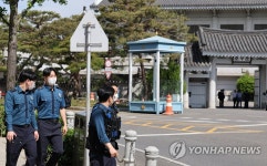 텅빈 초소, 일반 경찰 오가는 청와대 앞길