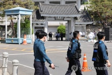 텅빈 초소, 일반 경찰 오가는 청와대 앞길