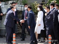 성장현 용산구청장과 인사 나누는 윤석열 대통령