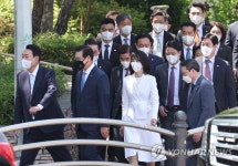 경로당 나서는 윤석열 대통령 내외