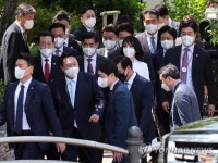 삼각지 경로당 나서는 윤석열 대통령 내외