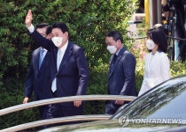 손들어 인사하는 윤석열 대통령