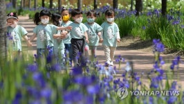 창포꽃 사이로 걷는 아이들