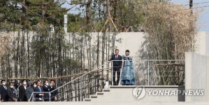 평산마을 사저 도착한 문재인 전 대통령 내외