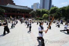 청와대 개방 기념 시범 공연 펼치는 어린이들
