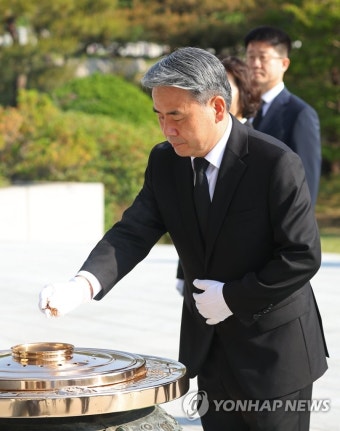 분향하는 이종섭 국방부 장관
