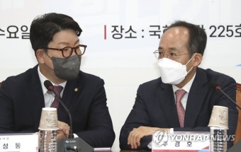 대화하는 권성동 원내대표와 추경호 경제부총리