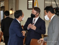 대화하는 강승규 시민사회수석과 신인호 국가안보실 2차장