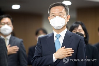 국기에 경례하는 이종호 장관