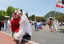 풍물 공연 펼쳐지는 청와대 거리