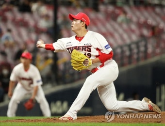 투구하는 윤중현