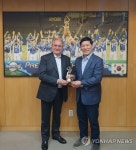 기념 촬영하는 허구연 KBO 총재