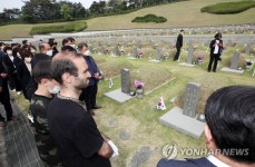 광주서 안식처 찾은 우크라이나 고려인 어린이, 5·18묘지 참배