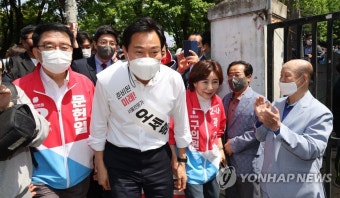 시민들과 인사하는 오세훈