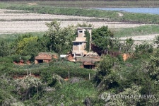 초소 앞의 북한군