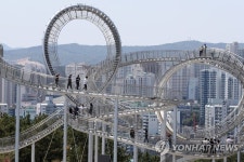 체험형 조형물에 올라간 관광객