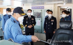 함정 견학하는 동해지방해양경찰청장과 강원경찰청장
