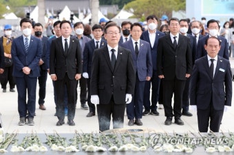 5·18 민주묘지 참배하는 이재명