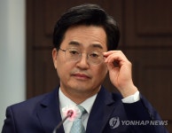 안경 만지는 김동연 경기도지사 후보