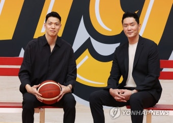프로농구 '우승 듀오' SK 전희철 감독과 플레이오프 MVP 김선형