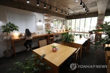 골방 대신 따뜻한 햇살을…천계영이 만든 웹툰작가 전용카페