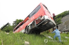 대전∼당진고속도서 관광버스 넘어져…18명 다쳐(종합)