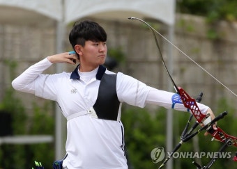 슈팅하는 김제덕