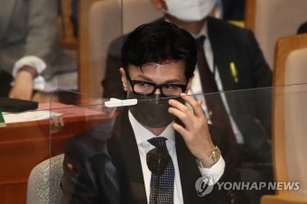안경 고쳐 쓰는 한동훈