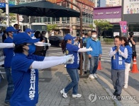 지지 호소하는 육동한 춘천시장 후보