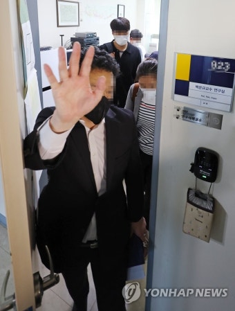 검찰 '산업부 블랙리스트' 의혹 관련 백운규 전 장관 사무실 압수수색 실시
