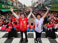 손 맞잡아 든 김은혜 경기도지사 후보와 김용남 수원시장 후보
