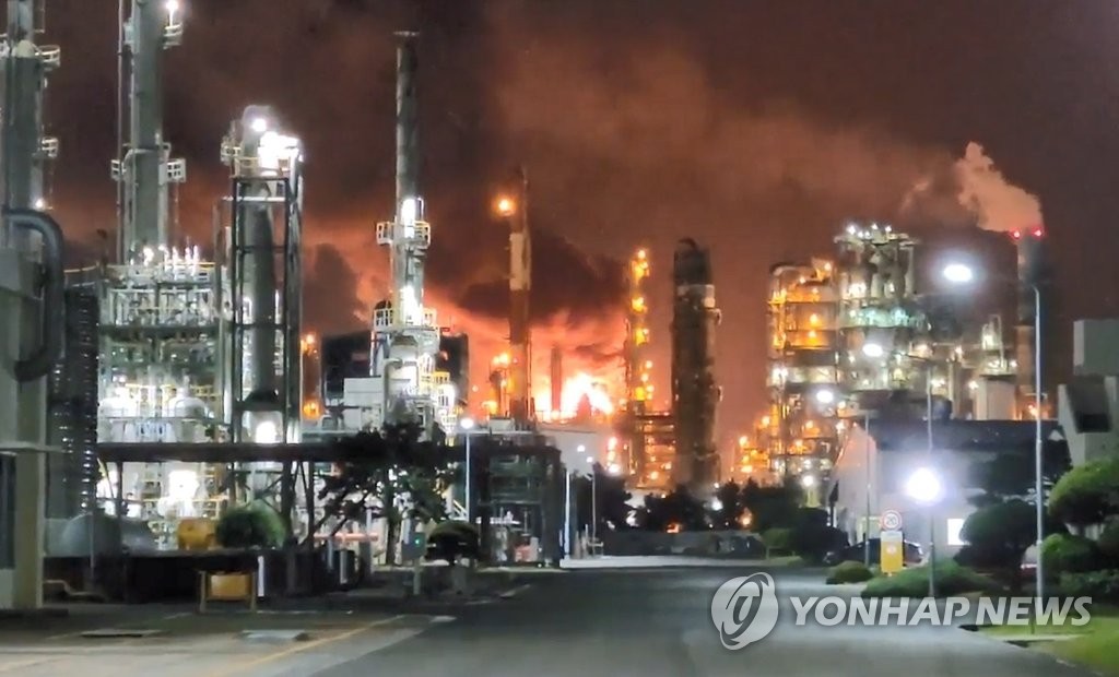 에쓰오일 온산 공장 화재, 울산 도심에 큰 불길 확산...인명피해 없어