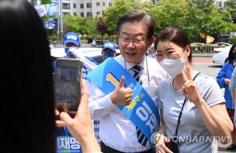시민들과 기념촬영하는 이재명 후보