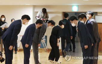 직원들과 인사하는 이정수 서울중앙지검장