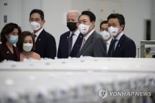 평택공장서 한미 두 정상 영접한 이재용 