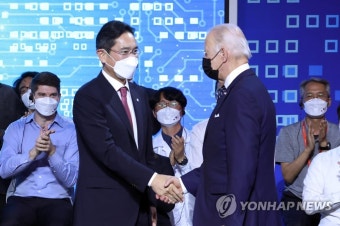 이재용 부회장과 악수하는 바이든 미 대통령