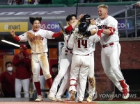 SSG 랜더스, LG 상대로 9회말 5-4 역전승