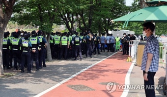 대통령 집무실 주변 경비 강화하는 경찰