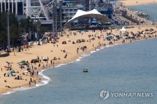해변 찾은 휴일 인파