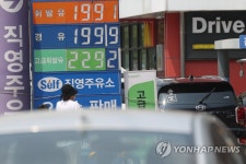 유류세 인하 확대에도 2주 연속 오름세, 셀프 주유소 찾는 시민들